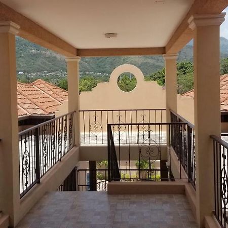 Apt 12, Executive Suites Ja - Palms Enfield Dış mekan fotoğraf