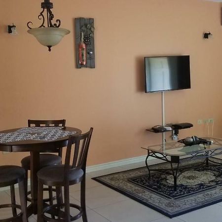 Apt 12, Executive Suites Ja - Palms Enfield Dış mekan fotoğraf