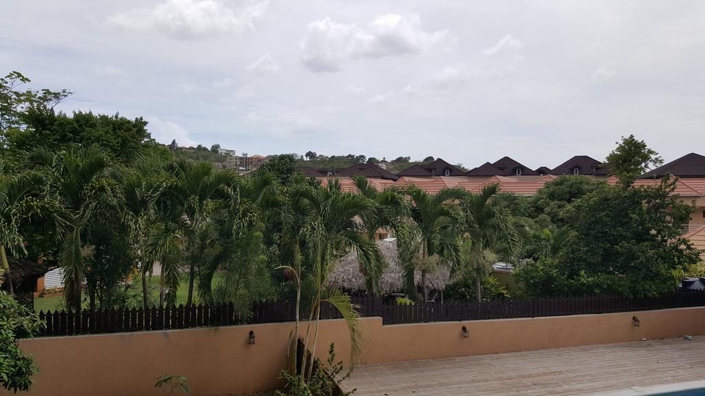 Apt 12, Executive Suites Ja - Palms Enfield Dış mekan fotoğraf