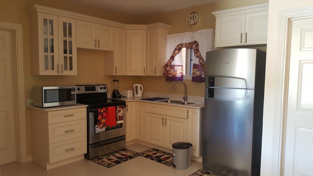 Apt 12, Executive Suites Ja - Palms Enfield Dış mekan fotoğraf