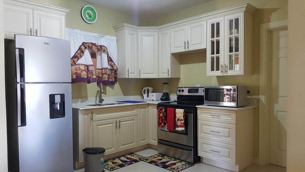 Apt 12, Executive Suites Ja - Palms Enfield Dış mekan fotoğraf