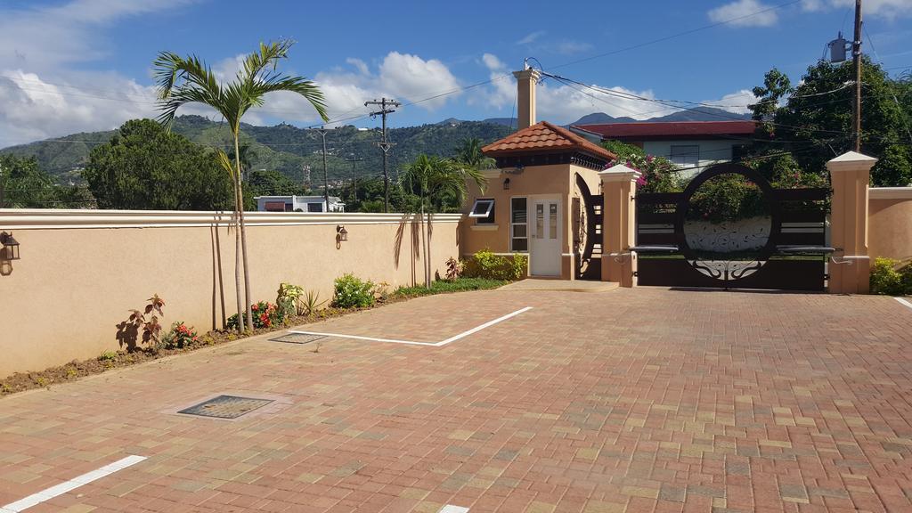 Apt 12, Executive Suites Ja - Palms Enfield Dış mekan fotoğraf