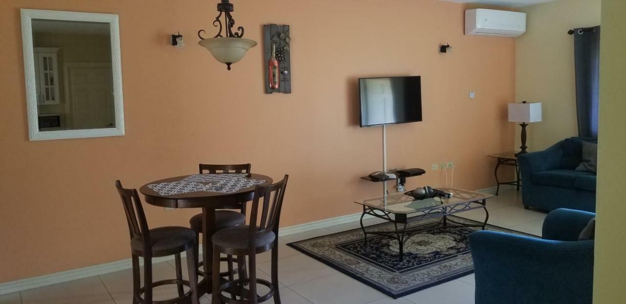 Apt 12, Executive Suites Ja - Palms Enfield Dış mekan fotoğraf